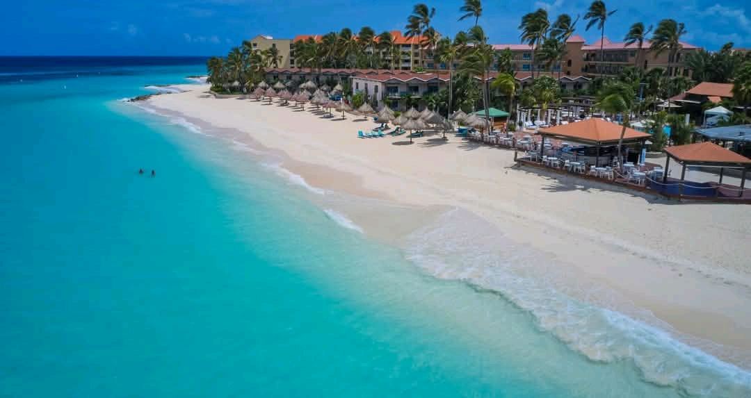 Flat clear sheltered water on a calm Aruba beach used for the calm water guide on Beaches for Kings