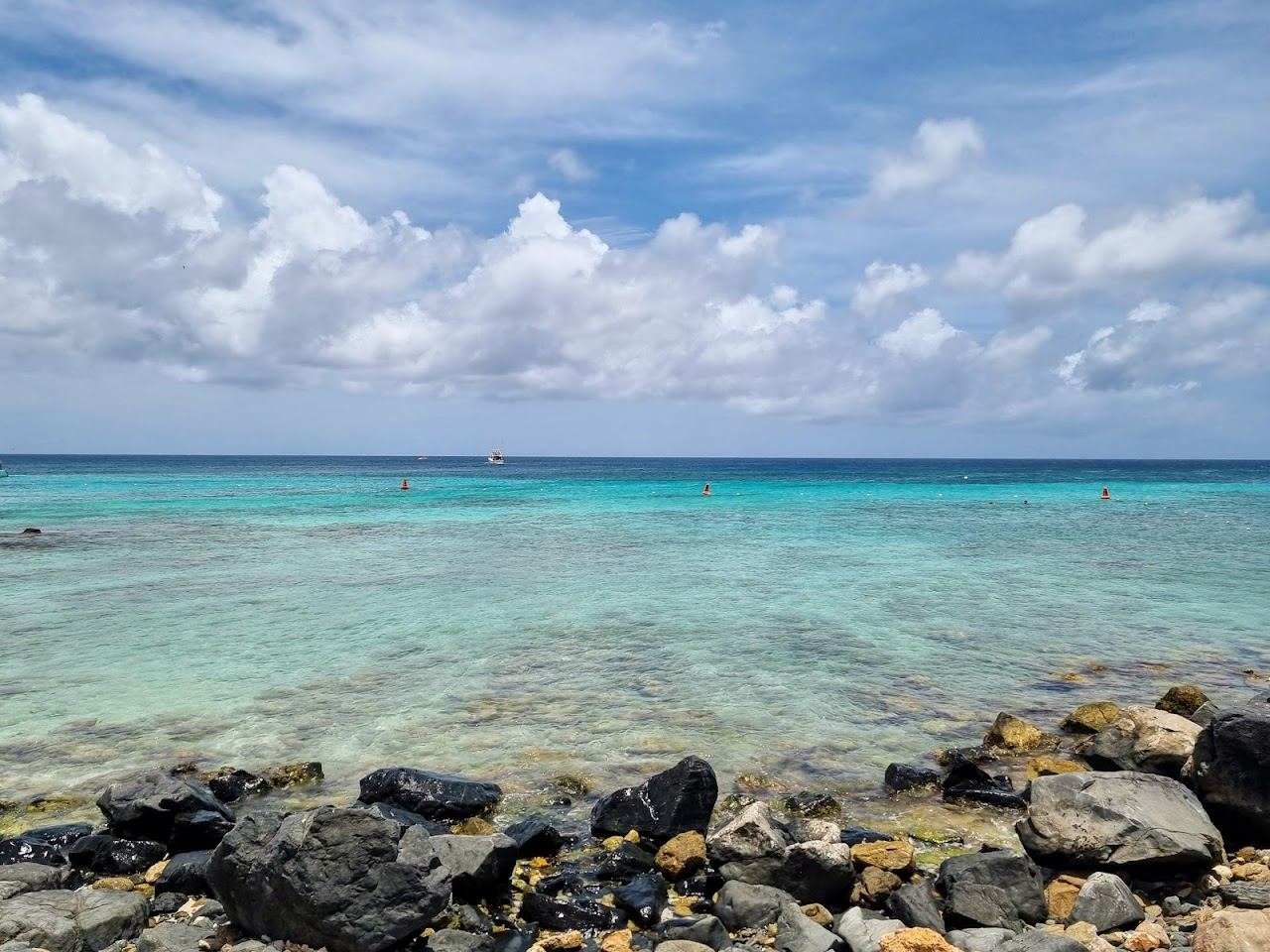 A quiet uncrowded cove of pale sand and clear water in Aruba used for the secluded beaches guide on Beaches for Kings
