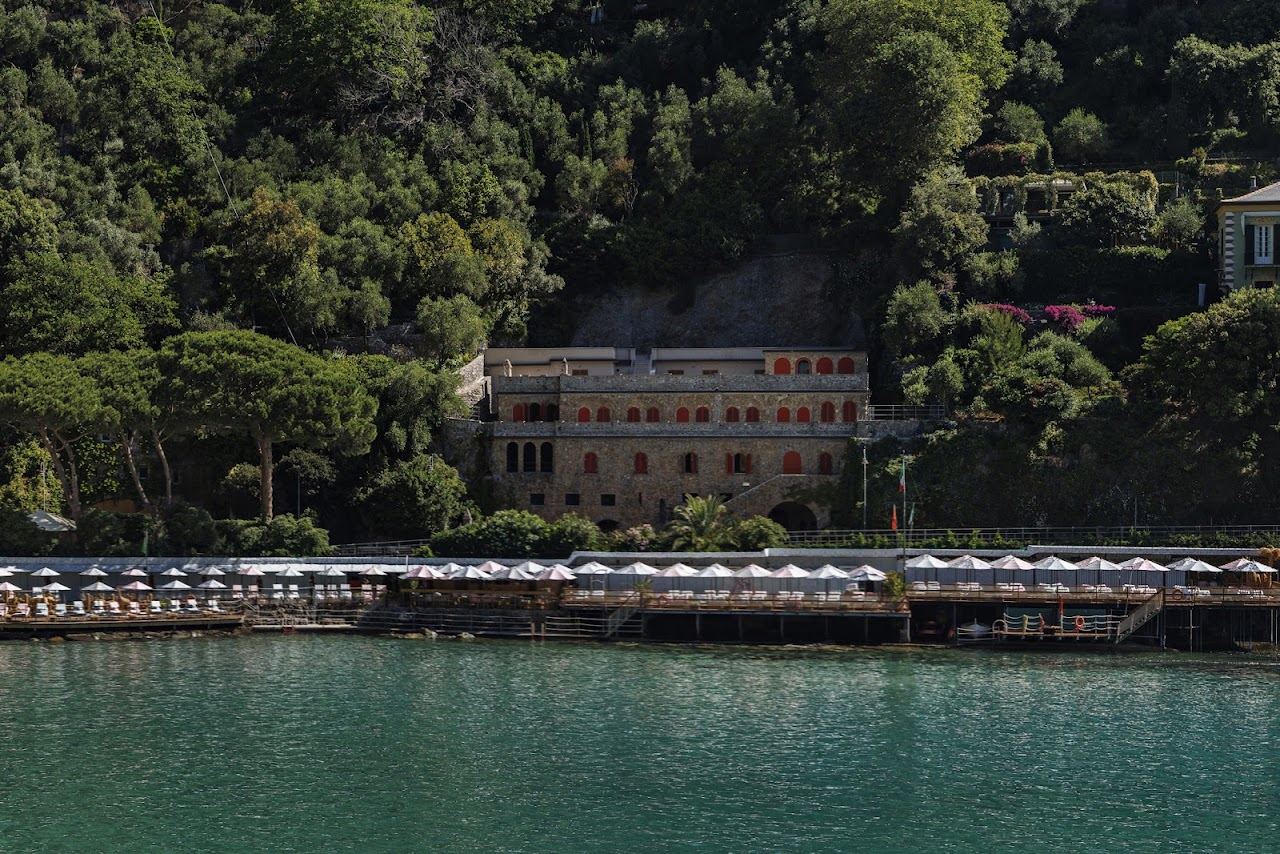 Umbrellas and loungers of Bagni Fiore on the sand of Paraggi bay near Portofino