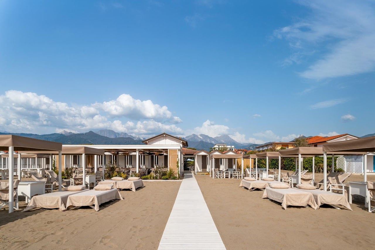 White tents and loungers laid in rows at Bagno Felice II on the Forte dei Marmi sand