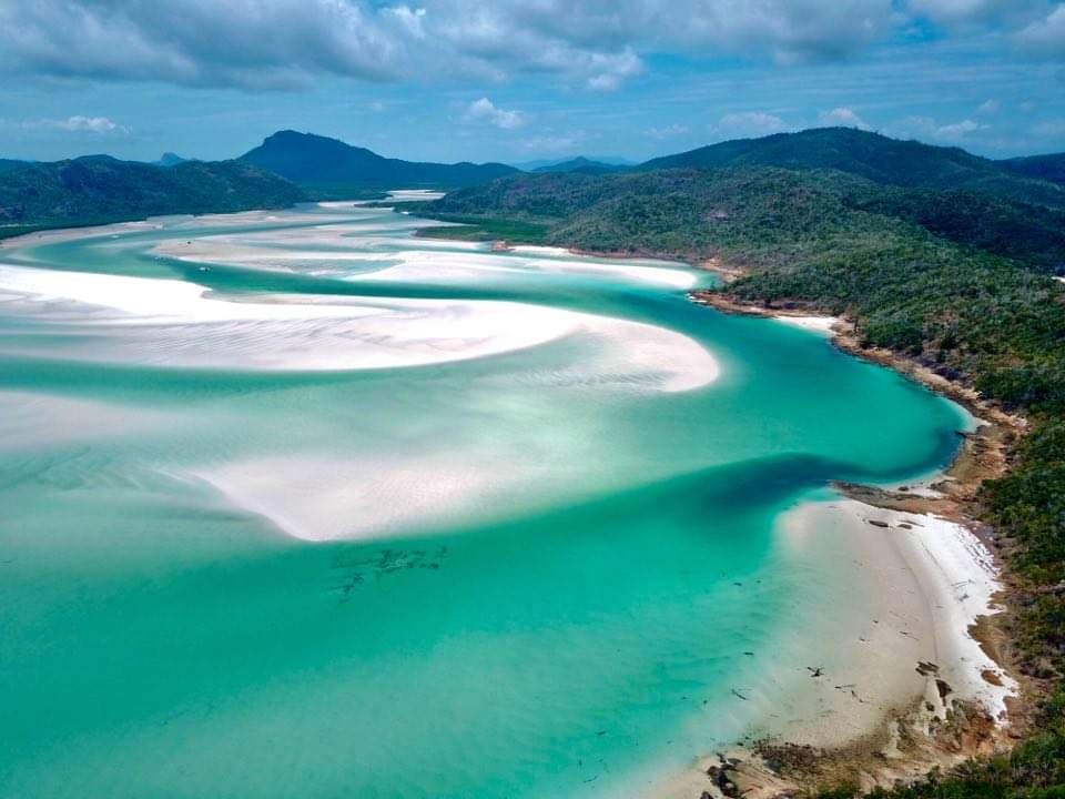 Turquoise water and white sand near Hill Inlet at the north of Whitsunday Island