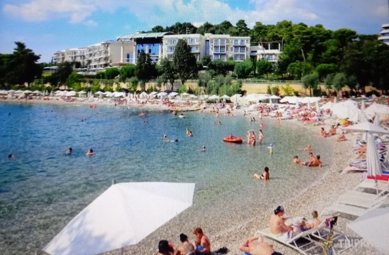 Smart loungers and clear water at Mulini beach near Rovinj