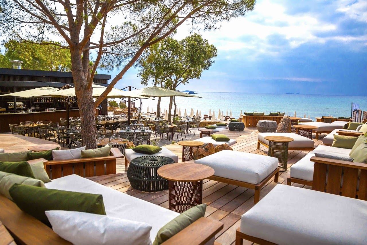 Lounge beds and dining terrace of Da Mare by Sea Lounge on the white sand of Palombaggia in Corsica