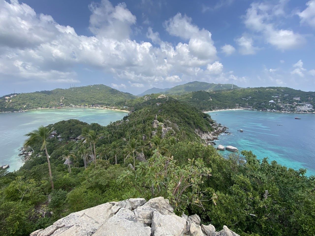 The tree lined cove of Freedom Beach below the John Suwan viewpoint on Koh Tao