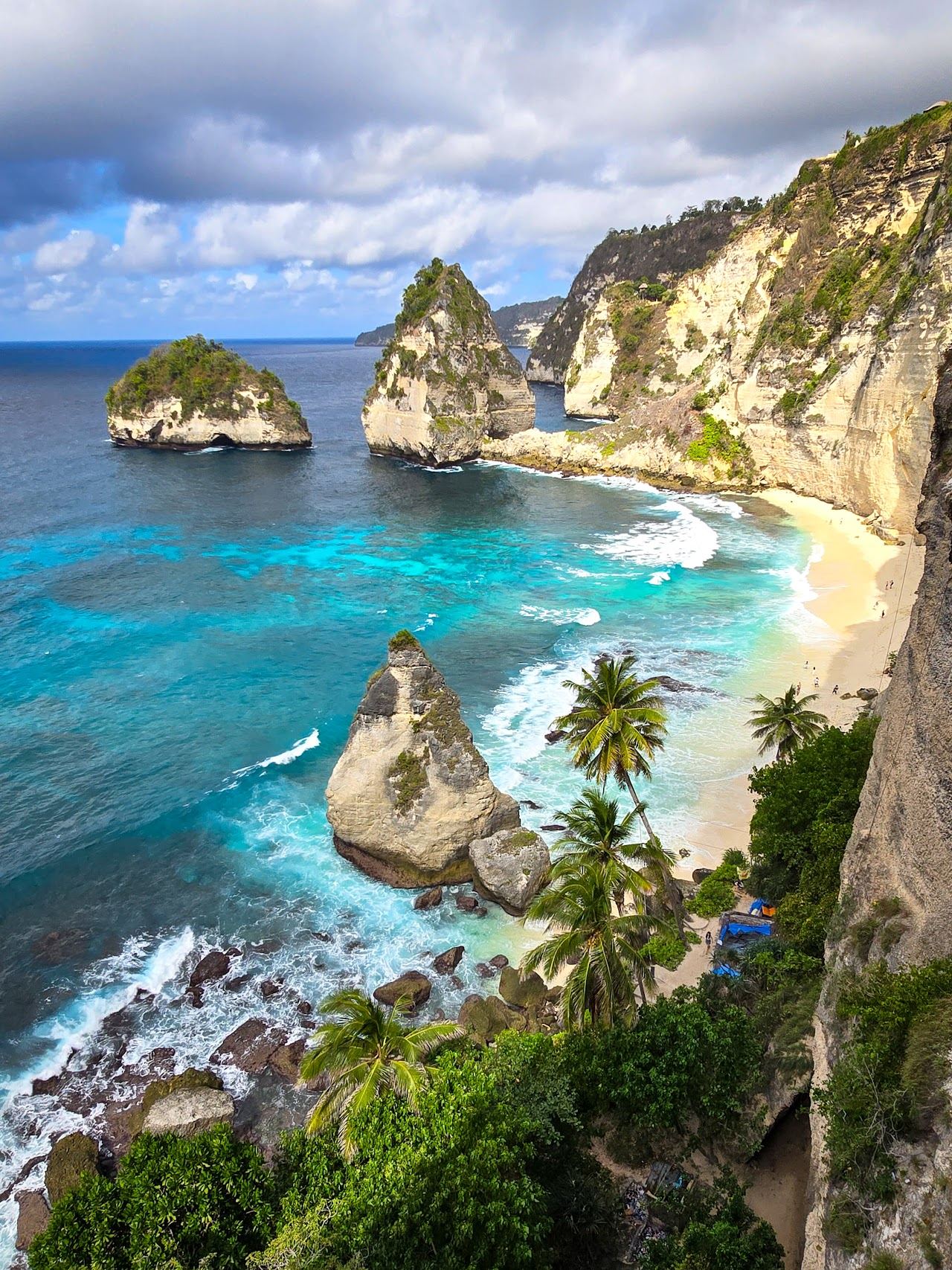 The white sand and limestone of Diamond Beach, Nusa Penida