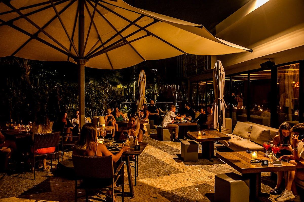 Elegant sunbeds and seafront lounge at 300 Cosmo Beach Club on Jurere Internacional Florianopolis