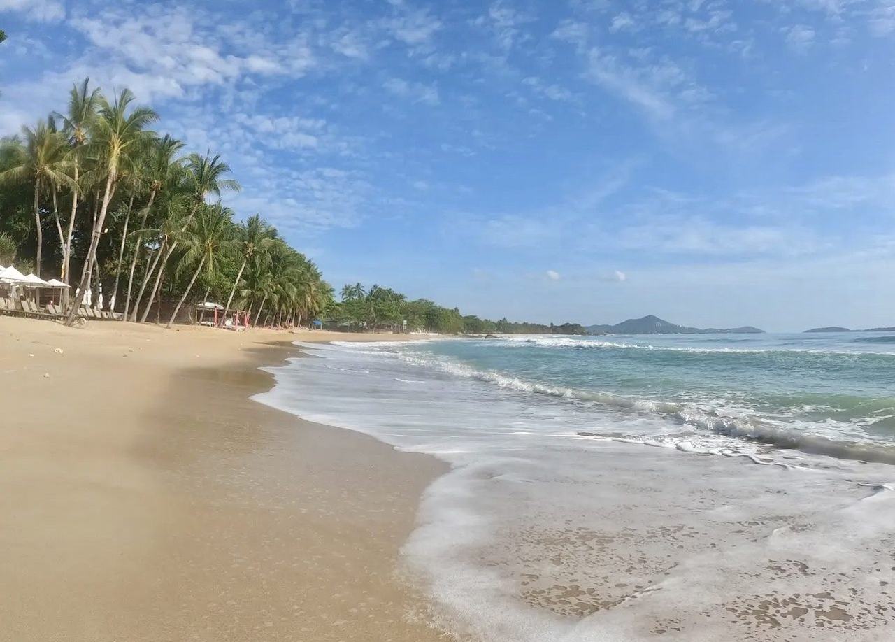 The long white sand of Chaweng Beach on Koh Samui