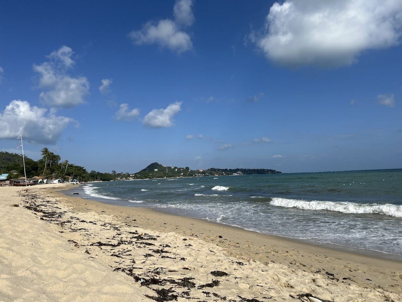 Long curve of golden sand and clear water at Lamai Beach on Koh Samui