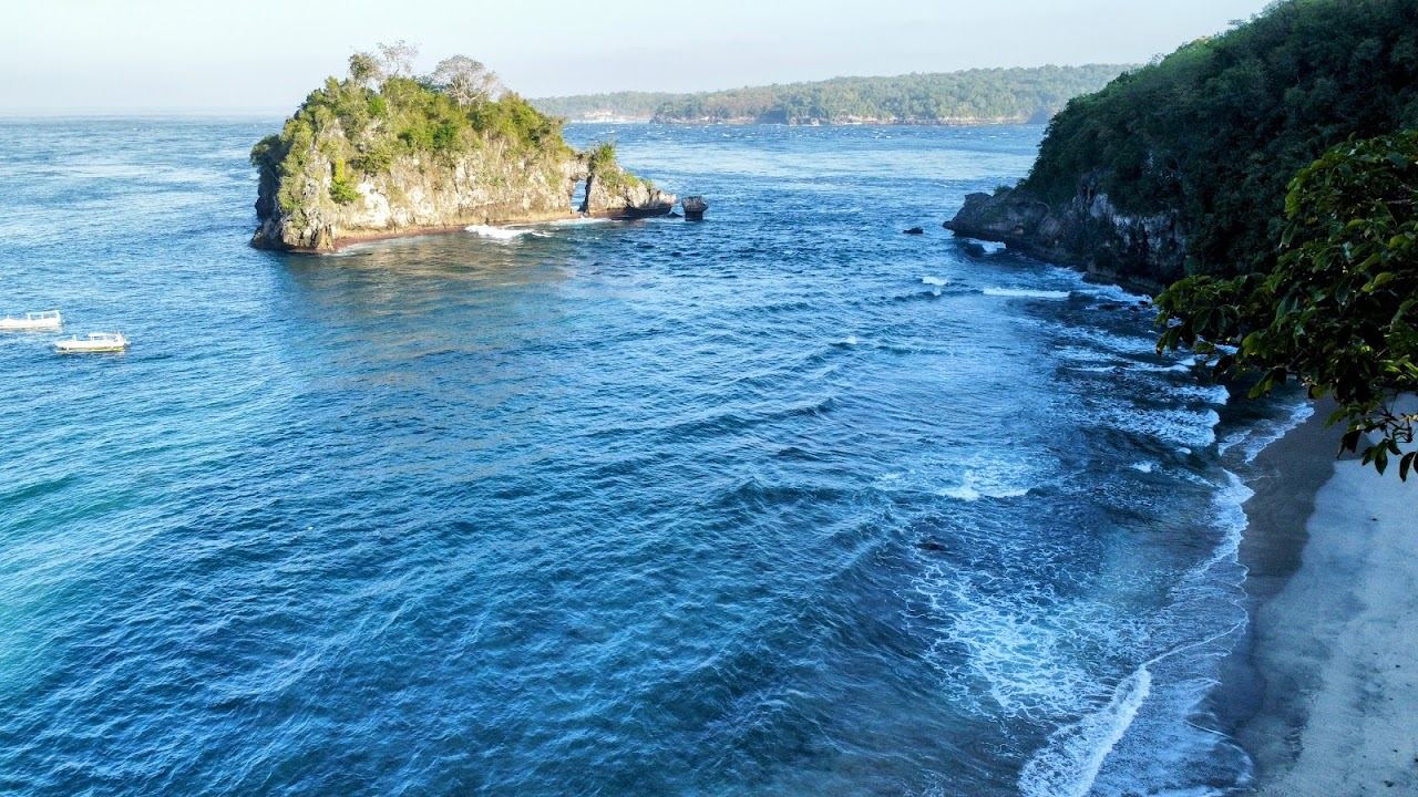 Snorkel and dive boats moored in the clear water at Crystal Bay on Nusa Penida