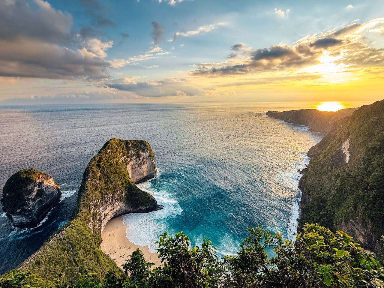 The dinosaur shaped cliff and white sand of Kelingking Beach on Nusa Penida