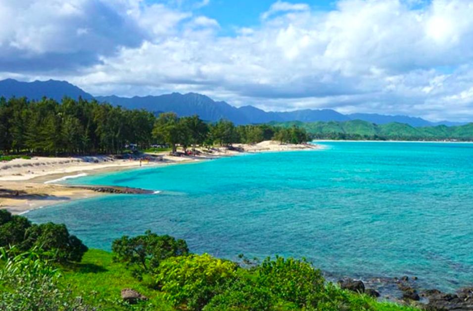 Wide white sand and turquoise water at Kailua Beach Park