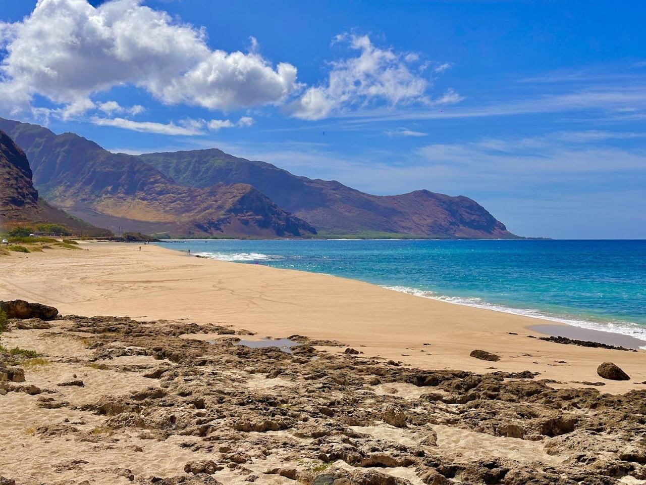 White sand, turquoise water and a mountain backdrop at Yokohama Bay on the leeward Oahu coast