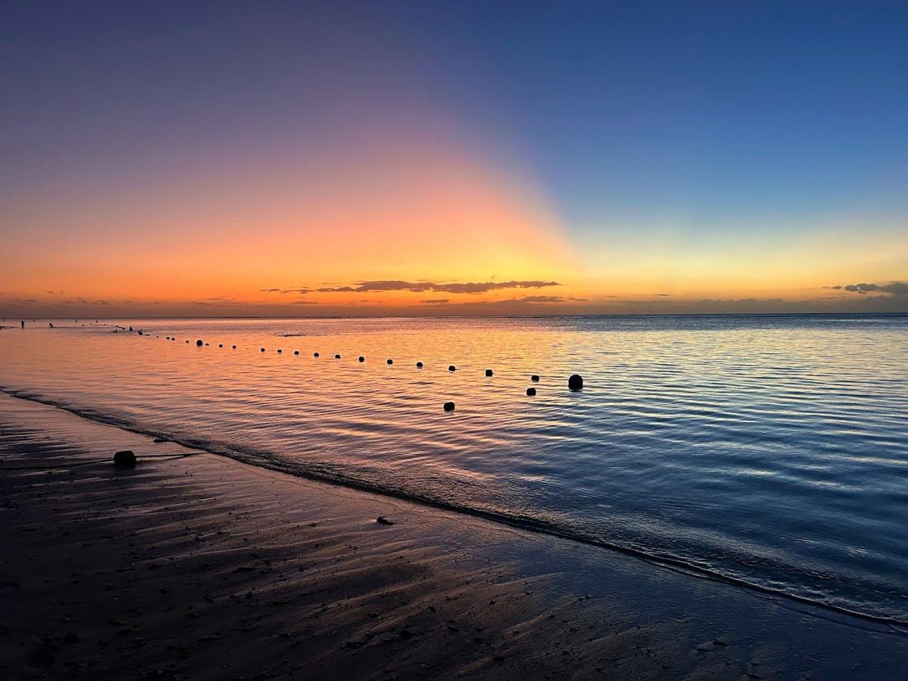 Spring warmth returns to the lagoons, with sunny dry days and calm reef protected swimming.