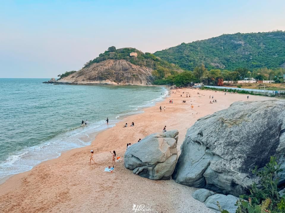 The rocky headland and calm water at one end of the Sai Noi cove below Khao Tao