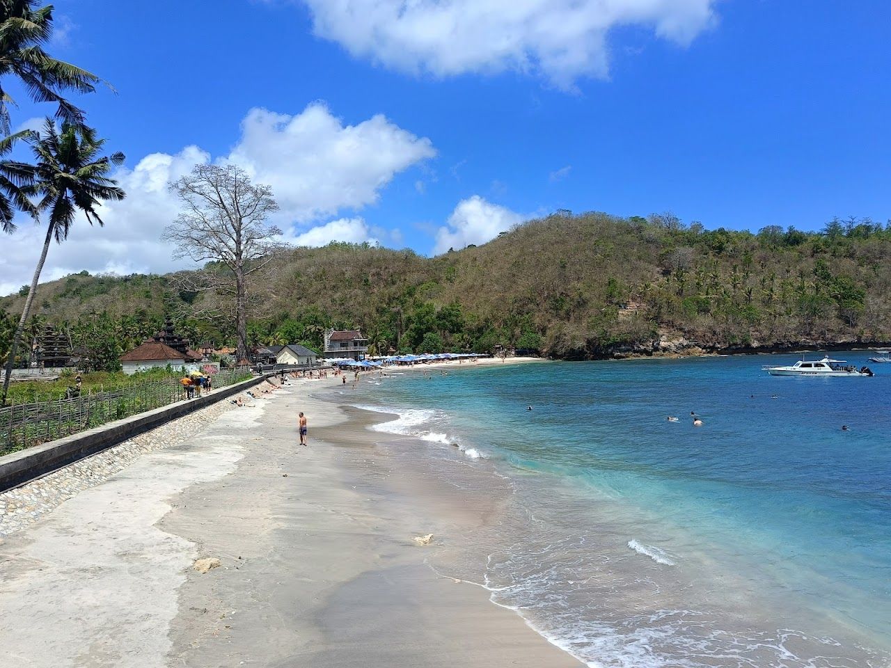 Clear water and cliffs at Crystal Bay on Nusa Penida, Indonesia