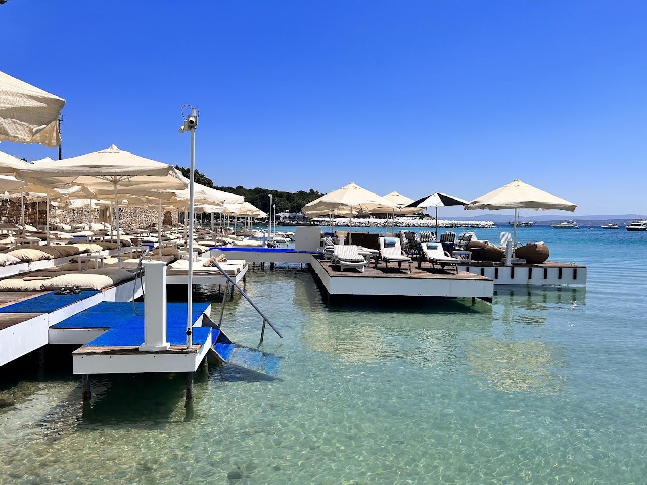 Loungers and the swimming pier of Sole and Mare on the sheltered Ayayorgi cove near Cesme